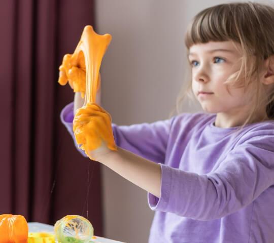 Niños jugando cheap con slime